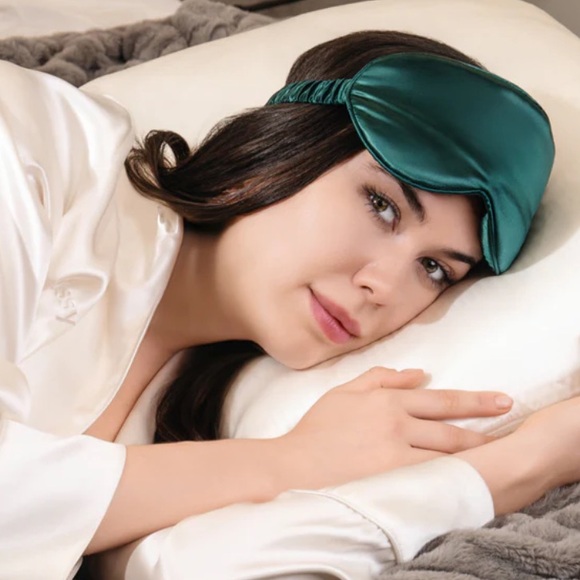 NWT Blissy Sleep Mask Silk in Emerald Green With Gift Box and Bag - Picture 6 of 6